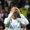Ronaldo tiếc nuối sau khi dứt điểm vọt xà ngang. (Nguồn: Getty Images)