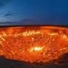 Những ngọn lửa cháy dữ dội trong Cánh cổng Địa ngục tại Turkmenistan. (Nguồn: BBC)