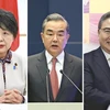 (Từ trái sang) Ngoại trưởng Nhật Bản Yoko Kamikawa, Bộ trưởng Ngoại giao Trung Quốc Vương Nghị và Ngoại trưởng Hàn Quốc Park Jin. (Ảnh: Yomiuri Shimbun/TTXVN)