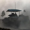 Binh sĩ và xe quân sự Israel được triển khai gần biên giới với Dải Gaza ngày 26/11/2023. (Ảnh: AFP/TTXVN)