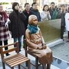 Tượng ​'phụ nữ mua vui' trước Lãnh sự quán Nhật Bản ở Busan. (Nguồn: AAP)