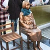 Bức tượng cô gái trẻ tượng trưng cho những người phụ nữ bị ép buộc mua vui cho binh sỹ Nhật Bản trong Chiến tranh Thế giới thứ hai bên ngoài Lãnh sự quán Nhật Bản ở Busan. (Nguồn: Kyodo/TTXVN)