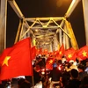 Lượng người dân ăn mừng chiến thắng của đội tuyển Việt Nam quá đông gây tắc nghẽn cầu Chương Dương. (Ảnh: Lâm Khánh/TTXVN)