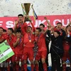 Các tuyển thủ Việt Nam giương cao chiếc cúp vô địch AFF Suzuki Cup 2018. (Ảnh: Trọng Đạt/TTXVN)