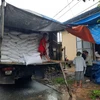 30 tấn gạo được tập kết tại các xã Phước Kim, Phước Côn để gùi sang xã Phước Lộc, Phước Thành bằng đường rừng. (Ảnh: Quốc Dũng/TTXVN)
