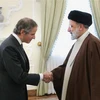 Tổng thống Iran Ebrahim Raisi (phải) và Tổng Giám đốc Cơ quan Năng lượng Nguyên tử Quốc tế (IAEA) Rafael Grossi (trái) tại cuộc gặp ở Tehran, ngày 4/3. (Ảnh: AFP/TTXVN)