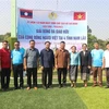 Các đại biểu chụp ảnh chung tại Lễ khai mạc Giải Bóng đá giao hữu giữa 4 Hội người Việt Nam tại Nam Lào năm 2023. (Ảnh: TTXVN phát)