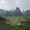Núi Mắt Thần, nằm trên địa bàn xã Quốc Toản, huyện Trùng Khánh, tỉnh Cao Bằng, là ngọn núi có lỗ thủng lớn hình thành tự nhiên trong quá trình hình thành địa chất, nhìn xa như một con mắt. (Nguồn: Vietnam+)