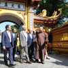 Bộ trưởng Ngoại giao Bùi Thanh Sơn và Bộ trưởng Ngoại giao Ấn Độ Subrahmanyam Jaishankar thăm chùa Trấn Quốc, Hà Nội. (Ảnh: Lâm Khánh/TTXVN)