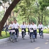 Thủ tướng Phạm Minh Chính và Thủ tướng Hà Lan Mark Rutte đạp xe tham quan Hà Nội. (Ảnh: Dương Giang/TTXVN)