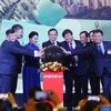 Phó Thủ tướng Trần Lưu Quang với các đại biểu thực hiện nghi thức mở đường bay thẳng Nha Trang-Ulaanbaatar. (Ảnh: An Đăng/TTXVN)