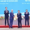 Thủ tướng Phạm Minh Chính và Thủ tướng Hà Lan Mark Rutte chứng kiến lễ trao quyết định viện trợ không hoàn lại của Hà Lan cho chương trình Thúc đẩy xuất khẩu sang thị trường EU thông qua nền tảng thương mại điện tử dành cho doanh nghiệp do phụ nữ làm chủ 