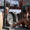 Các nghệ nhân của dân tộc Dơ Năm, tỉnh Kom Tum, trình diễn nhạc cụ truyền thống tại không gian trưng bày của Ngày hội. (Ảnh: Quý Trung/TTXVN)