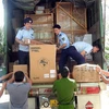 Lực lượng chức năng kiểm tra hàng hóa có dấu hiệu nhập lậu tại huyện Đăk Hà. (Ảnh: Cao Nguyên/TTXVN)