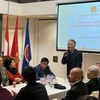 Đại sứ Việt Nam tại Vương quốc Hà Lan Ngô Hướng Nam nói chuyện thân mật với đại diện cộng đồng người Việt Nam tại Hà Lan. (Ảnh: TTXVN phát)