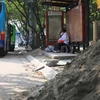 Cát, vật liệu xây dựng vỉa hè tràn ra đường Nguyễn Văn Huyên, quận Cầu Giấy gây mất an toàn giao thông. (Ảnh: Hoàng Hiếu/TTXVN)