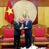 Lãnh đạo Ủy ban Nhân dân tỉnh Lạng Sơn và lãnh đạo Chính phủ Nhân dân Khu Tự trị Dân tộc Choang Quảng Tây (Trung Quốc) trao tặng vật phẩm lưu niệm. (Ảnh: Quang Duy/TTXVN)