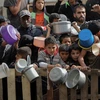 Người dân chờ được phát thực phẩm cứu trợ tại Rafah, Dải Gaza, ngày 19/11/2023. (Ảnh: THX/TTXVN)