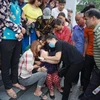 Người nhà nạn nhân trong vụ cháy kinh hoàng. (Ảnh: CTV/Vietnam+)