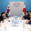 Thủ tướng Nhật Bản Shizo Abe (phải) và Tổng thống Hàn Quốc Moon Jae-in (thứ 2, trái) đã có cuộc gặp song phương bên lề G20 tại Đức hồi tháng Bảy. (Nguồn: EPA/TTXVN)