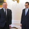 Tổng thống Ba Lan Andrzej Duda (trái) và Thủ tướng Mateusz Morawiecki tại Vácsava, ngày 24/10. (Ảnh: AFP/TTXVN)