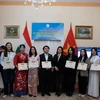 Đại sứ quán Việt Nam tại Hungary tặng giấy khen cho sinh viên có thành tích xuất sắc trong công tác hội và phong trào sinh viên. (Ảnh: TTXVN phát)