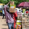 Người dân chuyển lương thực tại khu chợ ở Niamey, Niger. (Ảnh: AFP/TTXVN)