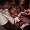 Nhân viên y tế tiêm vaccine ngừa Bệnh Sốt rét cho trẻ em tại Gisambai, Kenya. (Ảnh: AFP/TTXVN)