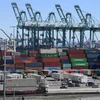 Bốc dỡ hàng hóa tại cảng Long Beach, Los Angeles, California, Mỹ. (Ảnh: AFP/TTXVN)