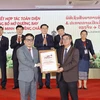 Tổng giám đốc Vietjet Đinh Việt Phương (trái) nhận Chứng nhận mở đường bay TP.HCM-Vientiane từ Phó Tổng Cục trưởng Cục Hàng không Dân dụng Lào Bounteng Symoon. (Ảnh: Doãn Tấn/TTXVN)