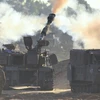 Quân đội Israel bắn đạn pháo về phía Dải Gaza. (Ảnh: THX/TTXVN)