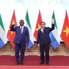 Thủ tướng Phạm Minh Chính và Tổng thống Cộng hòa Sierra Leone Julius Maada Bio. (Ảnh: Dương Giang/TTXVN) 