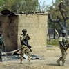 Binh sỹ và cảnh sát tuần tra tại làng Dalori, bang Borno (Nigeria), sau một cuộc tấn công của các tay súng Boko Haram hồi năm 2016. (Ảnh: AFP/TTXVN) 
