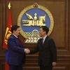 Chủ tịch Quốc hội Mông Cổ bắt tay Đại sứ Doãn Khánh Tâm.(Nguồn: Vietnam+)