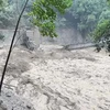 Cây cầu bắc qua sông Teesta ở bang Sikkim (Ấn Độ) bị lũ cuốn trôi ngày 4/10/2023. (Ảnh: AFP/TTXVN) 