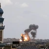 Khói lửa bốc lên tại hiện trường vụ không kích của Israel xuống Khan Yunis, phía Nam Dải Gaza ngày 24/2/2020. (Ảnh: AFP/TTXVN)