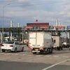 Các phương tiện qua trạm BOT Cai Lậy trên Quốc lộ 1 chiều 7/10. (Ảnh: Minh Trí/TTXVN)