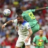 Pha tranh bóng bổng giữa hậu vệ Kyle Walker (áo trắng) của đội tuyển Anh và Ismaila Sarr của Senegal trong trận đấu ở vòng 1/8 World Cup 2022, ngày 4/12. (Ảnh: THX/TTXVN)