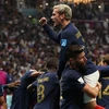 Các cầu thủ đội tuyển Pháp ăn mừng bàn thắng trước tuyển Anh trong trận đấu ngày 10/12/2022 trên sân Al Khor (Qatar). (Ảnh: AFP/TTXVN)