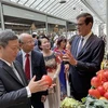 Đoàn Lãnh đạo Ủy ban Nhân dân thành phố Hồ Chí Minh thăm chợ cổ Bolhão. (Ảnh: Thu Hà/TTXVN)