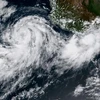 Hình ảnh do vệ tinh ghi lại được Cơ quan Quản lý Khí quyển và Đại dương Quốc gia Mỹ công bố cho thấy bão nhiệt đới Norma (trái). (Ảnh: AFP/TTXVN)