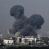 Khói bốc lên từ các tòa nhà sau vụ oanh kích của quân đội Israel xuống phía Bắc Dải Gaza ngày 28/10/2023. (Ảnh: AFP/TTXVN)
