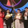 Ban Tổ chức trao Giải Vàng hạng mục phim hoạt hình cho Chu Tất Thắng và Chu Tấn Phát. (Ảnh: Thu Hương/TTXVN)