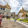 Khách du lịch tham quan Cung điện Hoàng gia Thái Lan ở Thủ đô Bangkok. (Ảnh: THX/TTXVN)