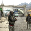 Cảnh sát Pakistan gác tại cửa khẩu Torkham ở biên giới với Afghanistan, tại tỉnh Nangarhar ngày 2/2/2023. (Ảnh: AFP/TTXVN)