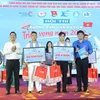 Ban Tổ chức trao Giải Quán quân và Á quân 1 lần lượt cho hai thí sinh Trần Gia Khang (Cao đẳng Du lịch Cần Thơ) và Trần Da Đam (Đại học Nam Cần Thơ). (Ảnh: Trung Kiên/TTXVN)