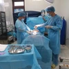 Quân y bệnh xá đảo Song Tử Tây phẫu thuật cho bệnh nhân Triều. (Ảnh: TTXVN phát)