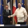 Bộ trưởng Quốc phòng Pháp Sebastien Lecornu (trái) bắt tay người đồng cấp Philippines Gilberto Teodoro tại cuộc họp báo chung ở Manila (Philippines), ngày 2/12/2023. (Nguồn: AP)