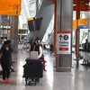 Hành khách tại sân bay Heathrow ở London (Anh). (Ảnh: AFP/TTXVN)