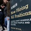 Biển hiệu tuyển người làm tại Arlington, bang Virginia (Mỹ). (Ảnh: AFP/TTXVN)